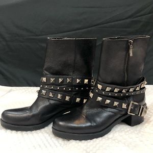 BCBG motorcycle short leather boots